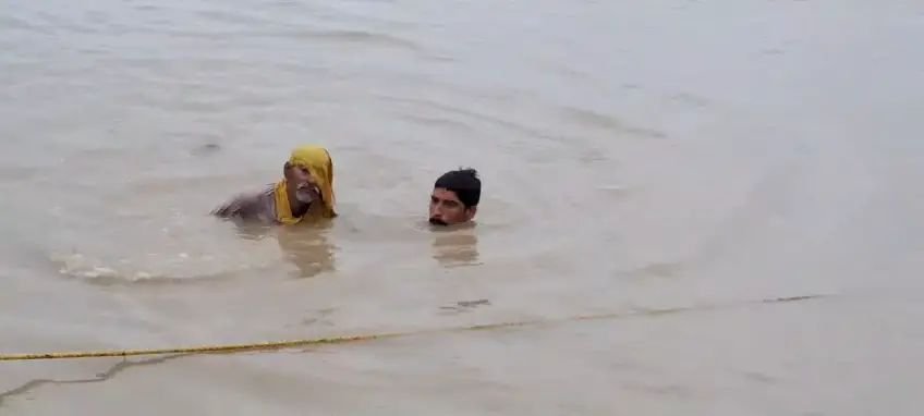Raibareli-बीच मझधार में डूब रहे बुजुर्ग की युवक ने बचाई जान,वीडीओ आया सामने