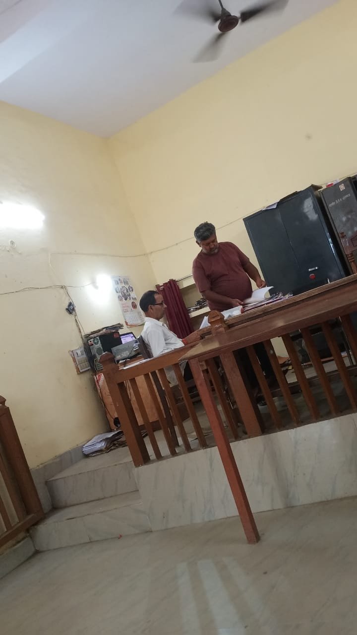 Raibareli-आखिर कौन है जिसके सह पर प्राइवेट कर्मचारी करता है सरकारी फाइलों के साथ खिलवाड़ 