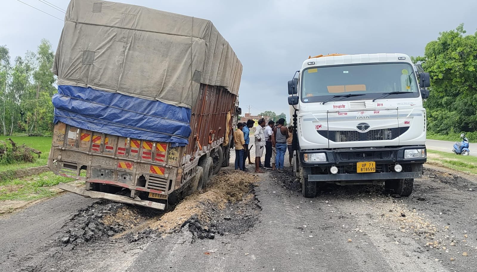 रायबरेली-दलदल बनता जा रहा लखनऊ प्रयागराज राजमार्ग 