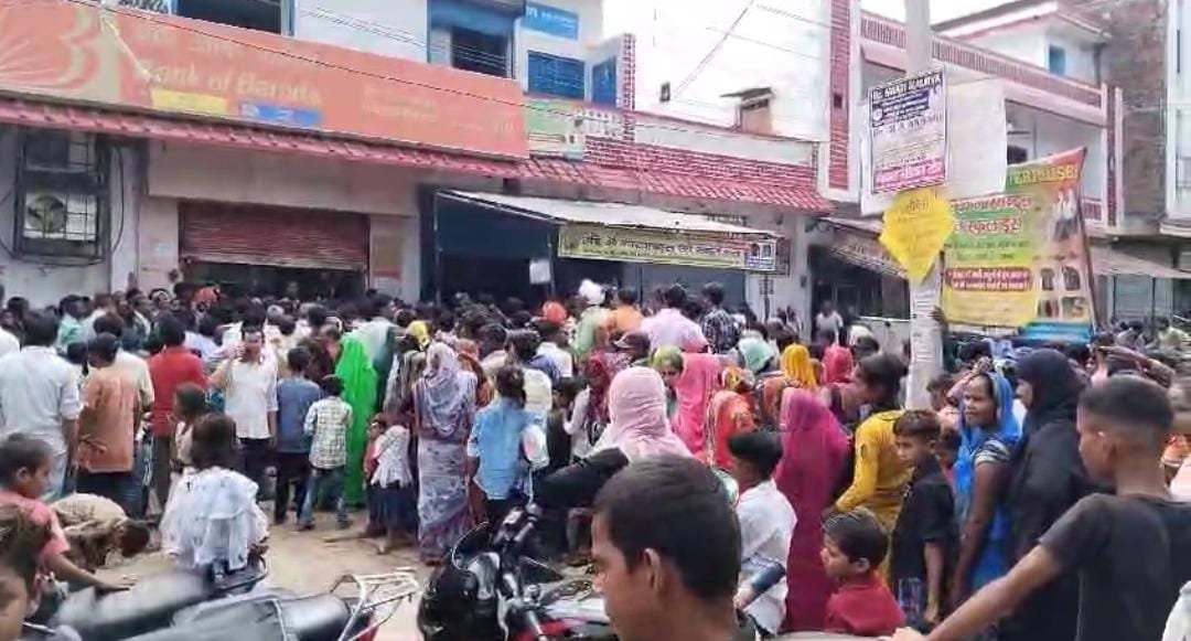 रायबरेली-बच्चों के आधार के लिए रात से दिन तक खानी पड़ती दुत्कार 