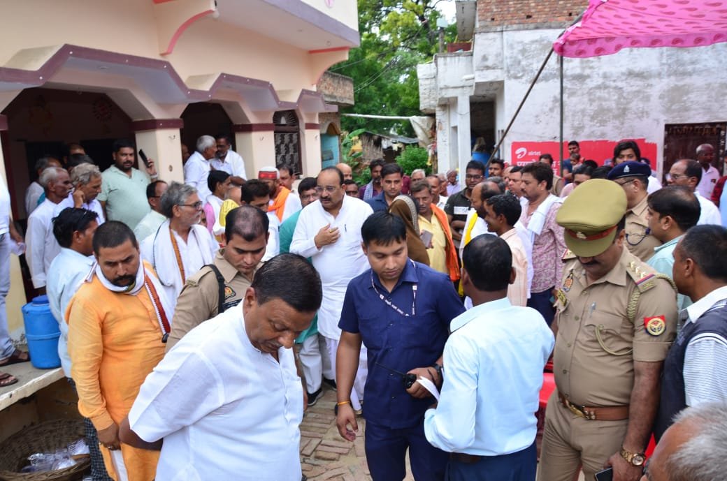 Raibareli-उद्यान मंत्री ने स्थानीय विकास के लिए पदाधिकारीयों के साथ की बैठक