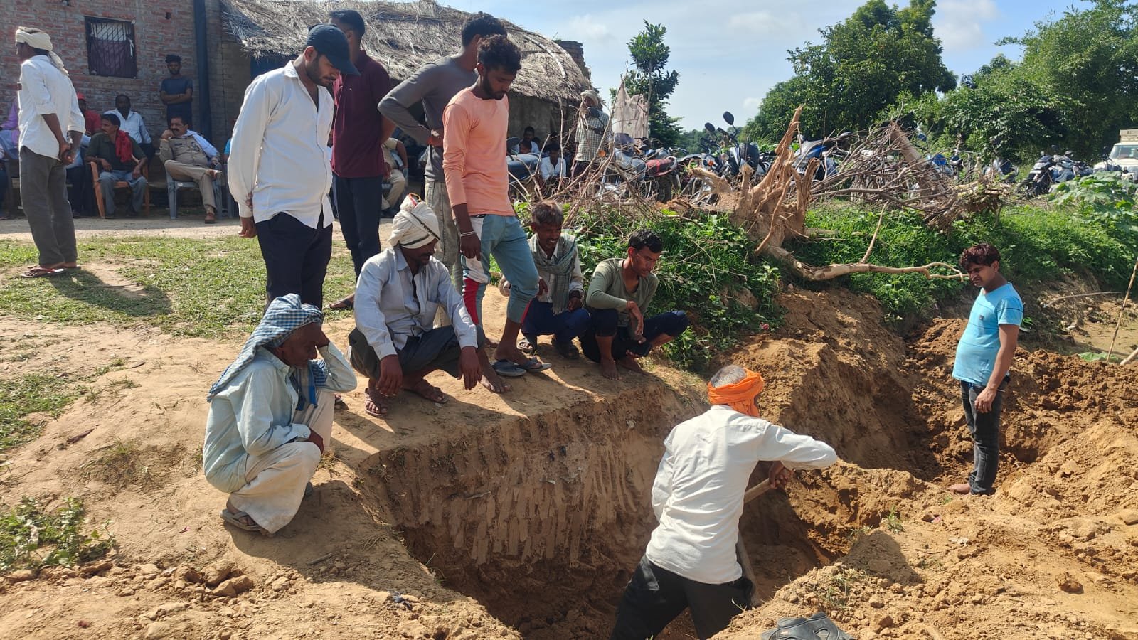 रायबरेली-आखिर कार काफी जद्दोजहद के बाद दफन हुआ इंदल का शव,,,,?