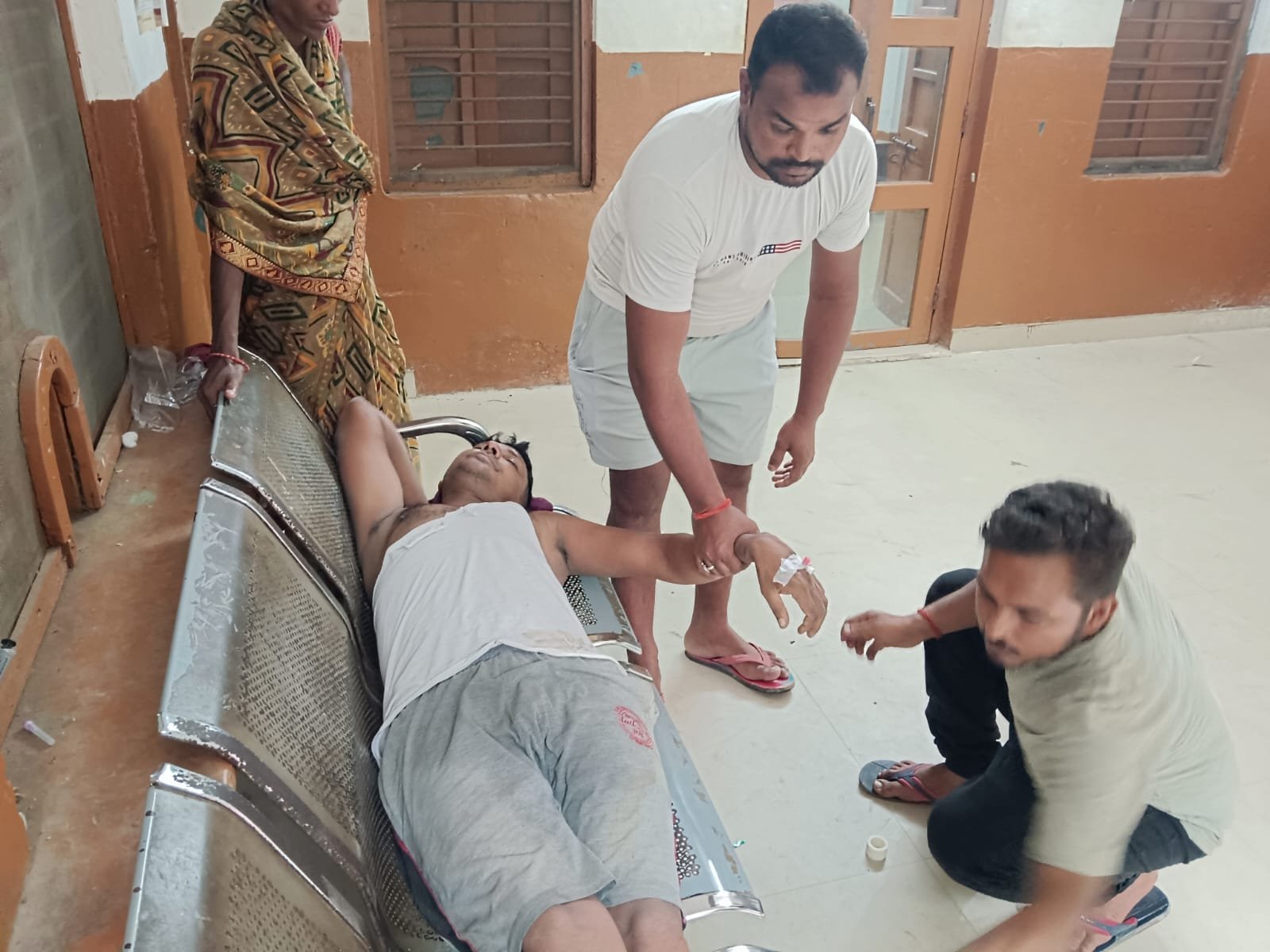 Raibareli-दबंगो ने युवक को लाठी डंडों से पीटा