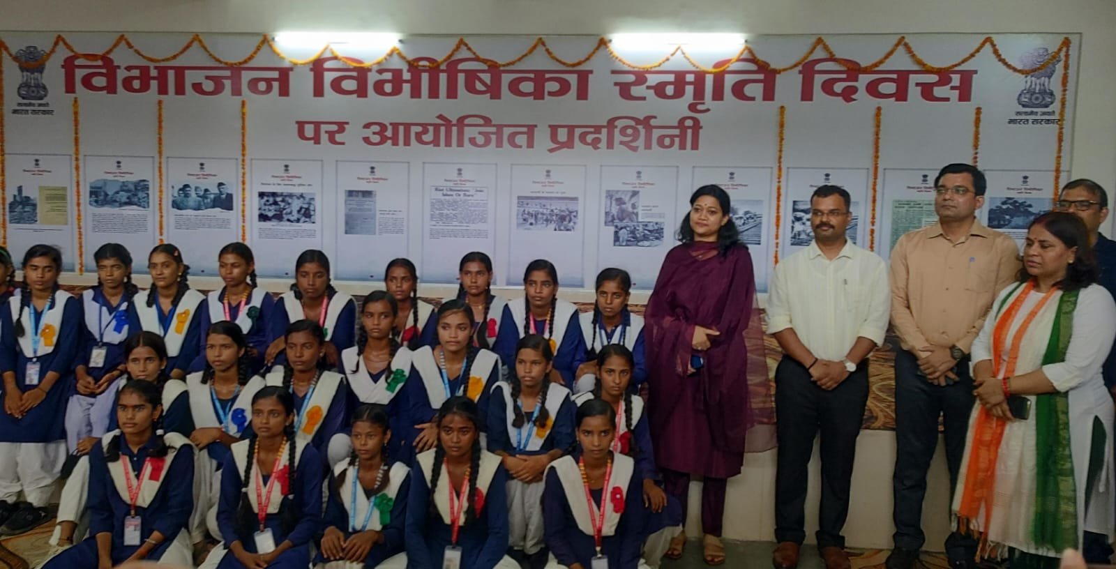 Raibareli-डीएम ने विभाजन विभीषिका स्मृति दिवस पर पोस्टर प्रदर्शनी का फीता काटकर किया शुभारम्भ