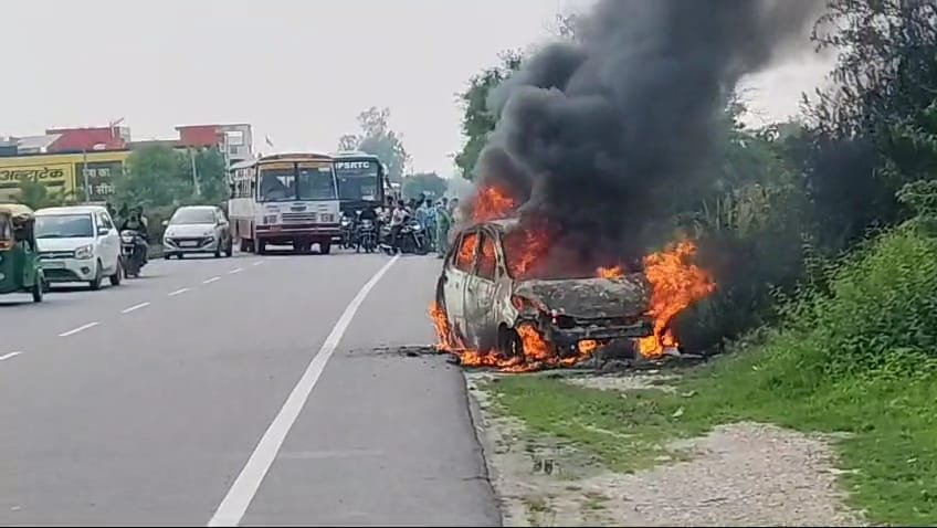 Raibareli-शॉर्ट सर्किट होने से कार बनी आग का गोला, कार सवार ने भाग कर बचाई जान