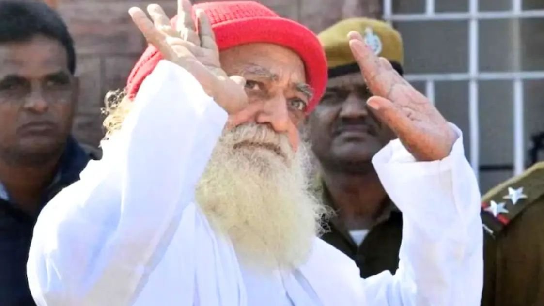 11 साल बाद जेल से बाहर आया आसाराम दहसत में रेप पीड़िता का परिवार