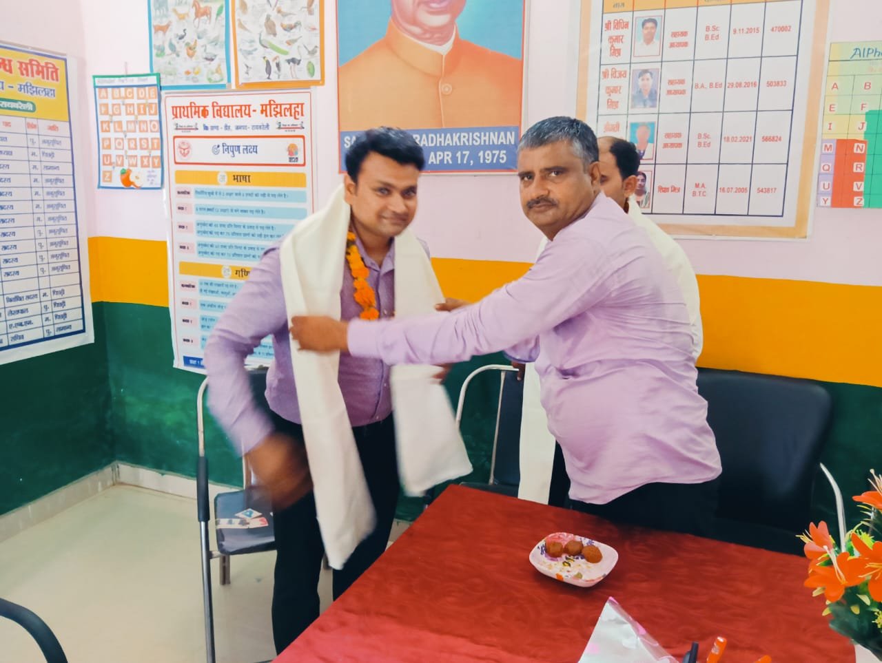 Raibareli-बच्चो को बैठने के लिए निशुल्क उपलब्ध कराया गया फर्नीचर