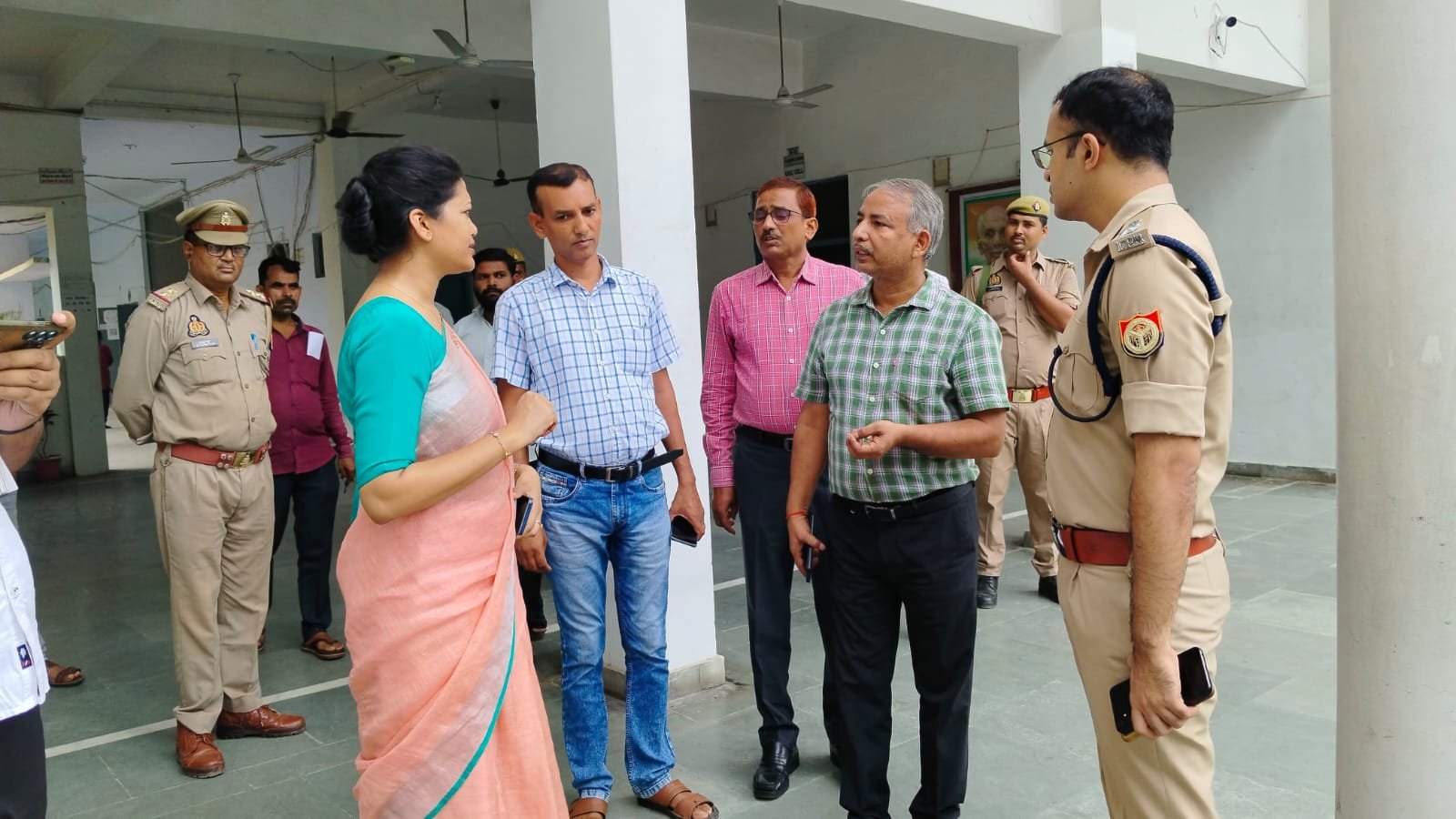 Raibareli-पुलिस भर्ती परीक्षा के दृष्टिगत डीएम-एसपी ने केंद्रों का किया निरीक्षण