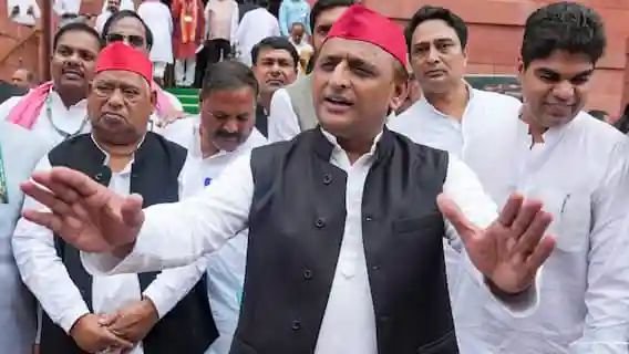 CM आवास तक पहुंची बुलडोजर की 'जंग', अखिलेश यादव बोले- 'क्या नक्शा पास है, कागज दिखा दें'