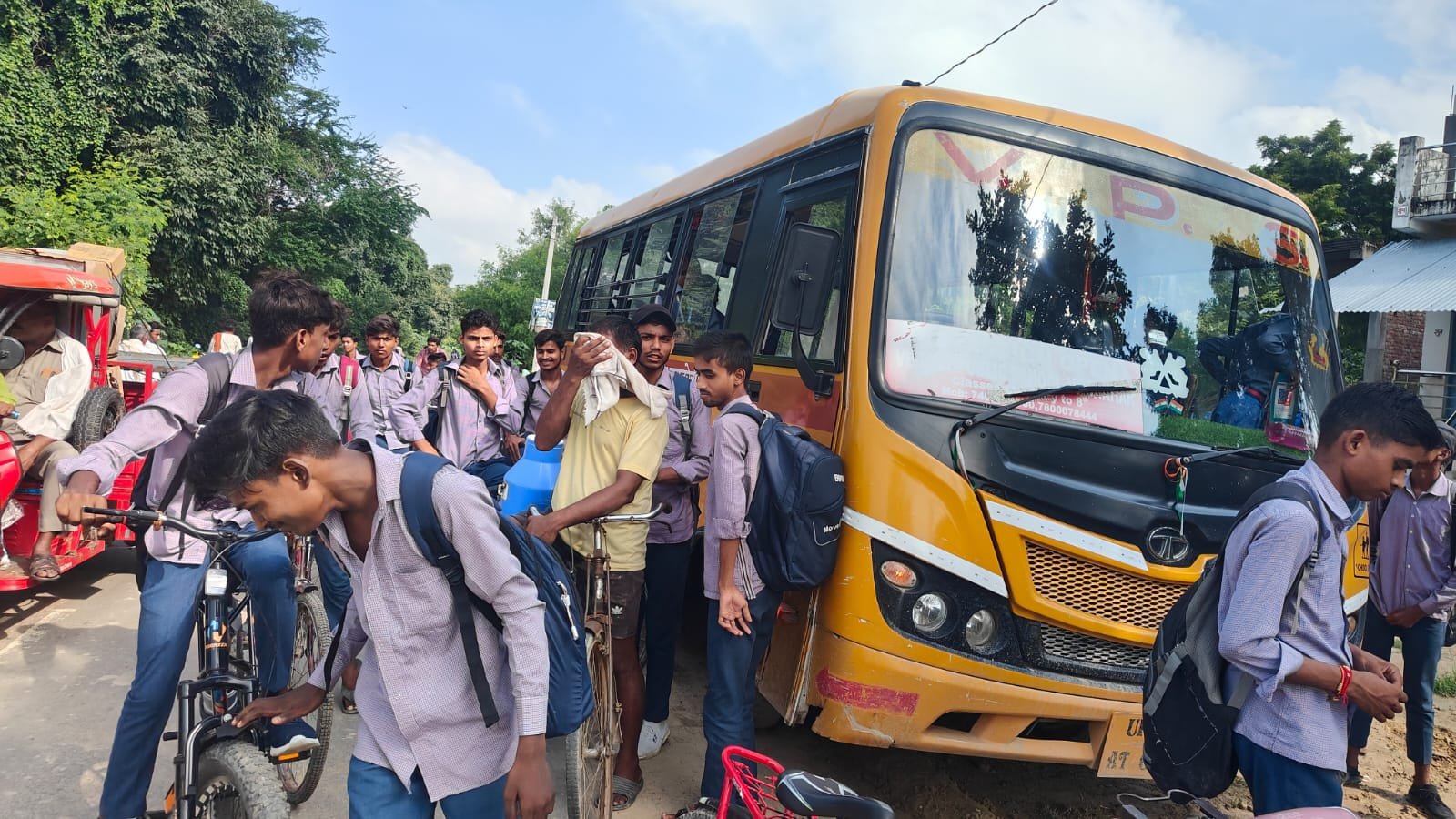 रायबरेली-स्कूल बस को रोककर बच्चों के सामने चालक को सड़क को पीटा , बाइक सवार युवकों की सामने आई गुंडई 