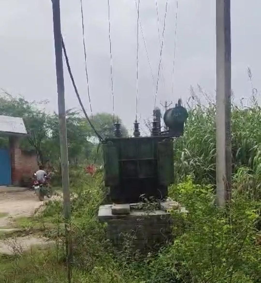 रायबरेली-विद्यालय के ठीक सामने रख दिया गया खुला ट्रांसफार्मर , बच्चों के लिए बढ़ा खतरा 