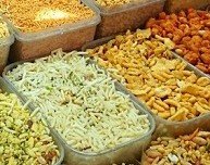 Raibareli-गरिमा नमकीन और घुरवारा नमकीन सहित कई दुकानों में भरे गए नमूने