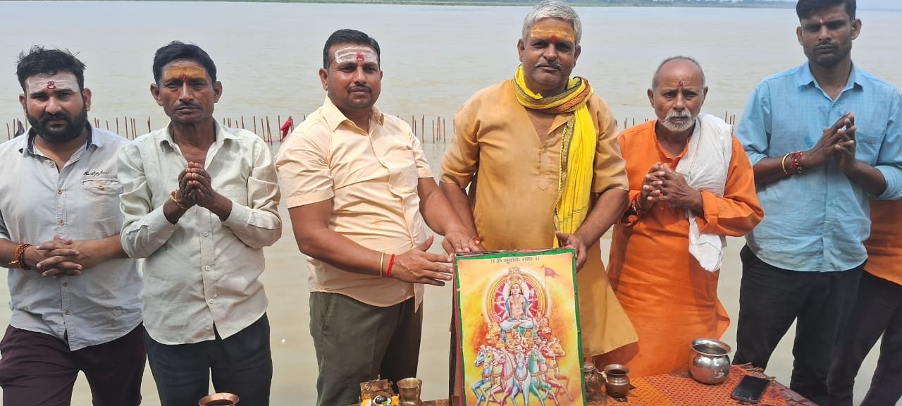 रायबरेली-महारविवार पर चला गंगा तट पर  सफाई अभियान , भगवान सूर्य की हुई सामूहिक पूजा 