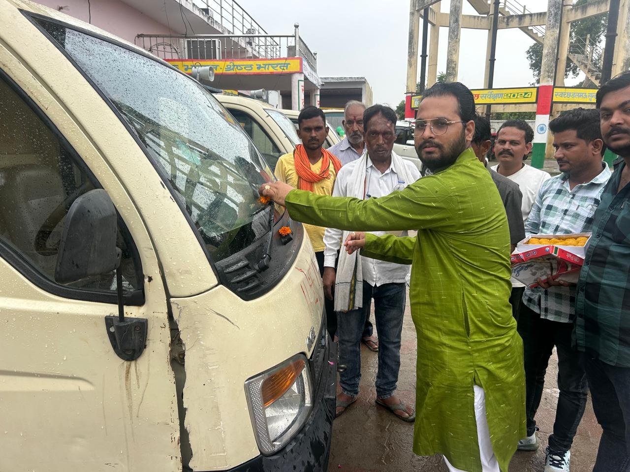 Raibareli-अध्यक्ष प्रतिनिधि ने किया पूजा पाठ 