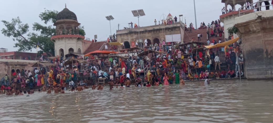 Raibareli-भाद्र मास की पूर्णिमा पर श्रद्धालुओं ने लगाई आस्था की डुबकी