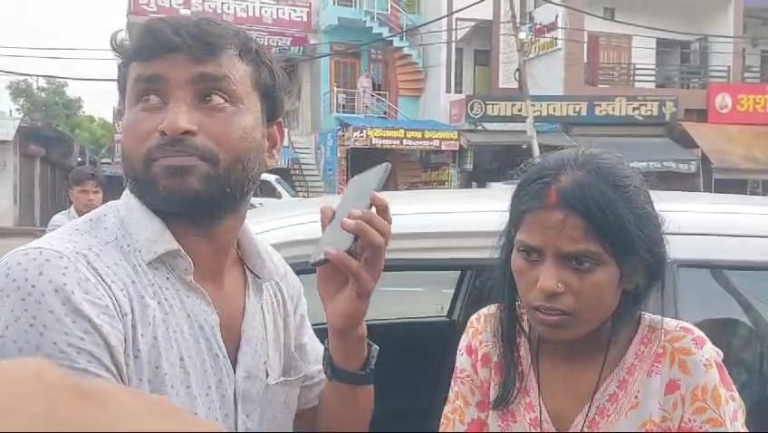 Raibareli-चलती कार से कूदी महिला , एक घंटे तक चला हाई वोल्टेज ड्रामा