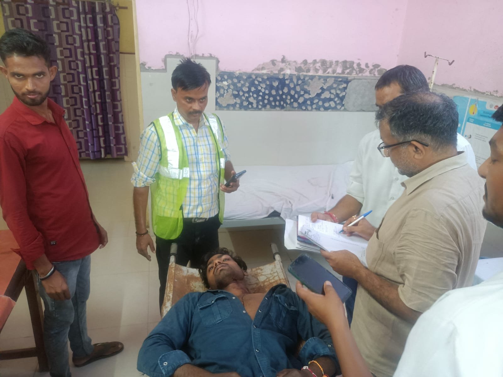 Raibareli-अज्ञात वाहन की टक्कर से बाइक सवार घायल , ट्रामा सेंटर रेफर