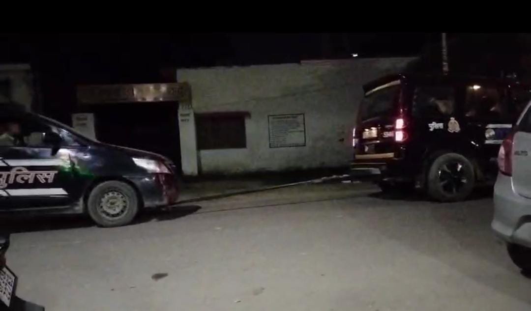 रायबरेली-सहारे से घसिट रही डायल 112 , विडियो वायरल 