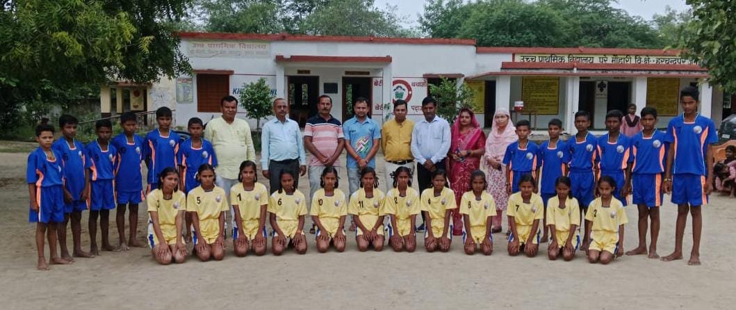 Raibareli-समाजसेवी डॉ. अरुणेश पटेल ने पूरे मौहारी के बच्चों को दी खेल किट