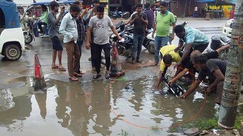 बाइक समेत सड़क किनारे बने गड्ढे में समा गया युवक, किसी तरह खींचकर बाहर निकाला, तस्वीरें व वीडियो
