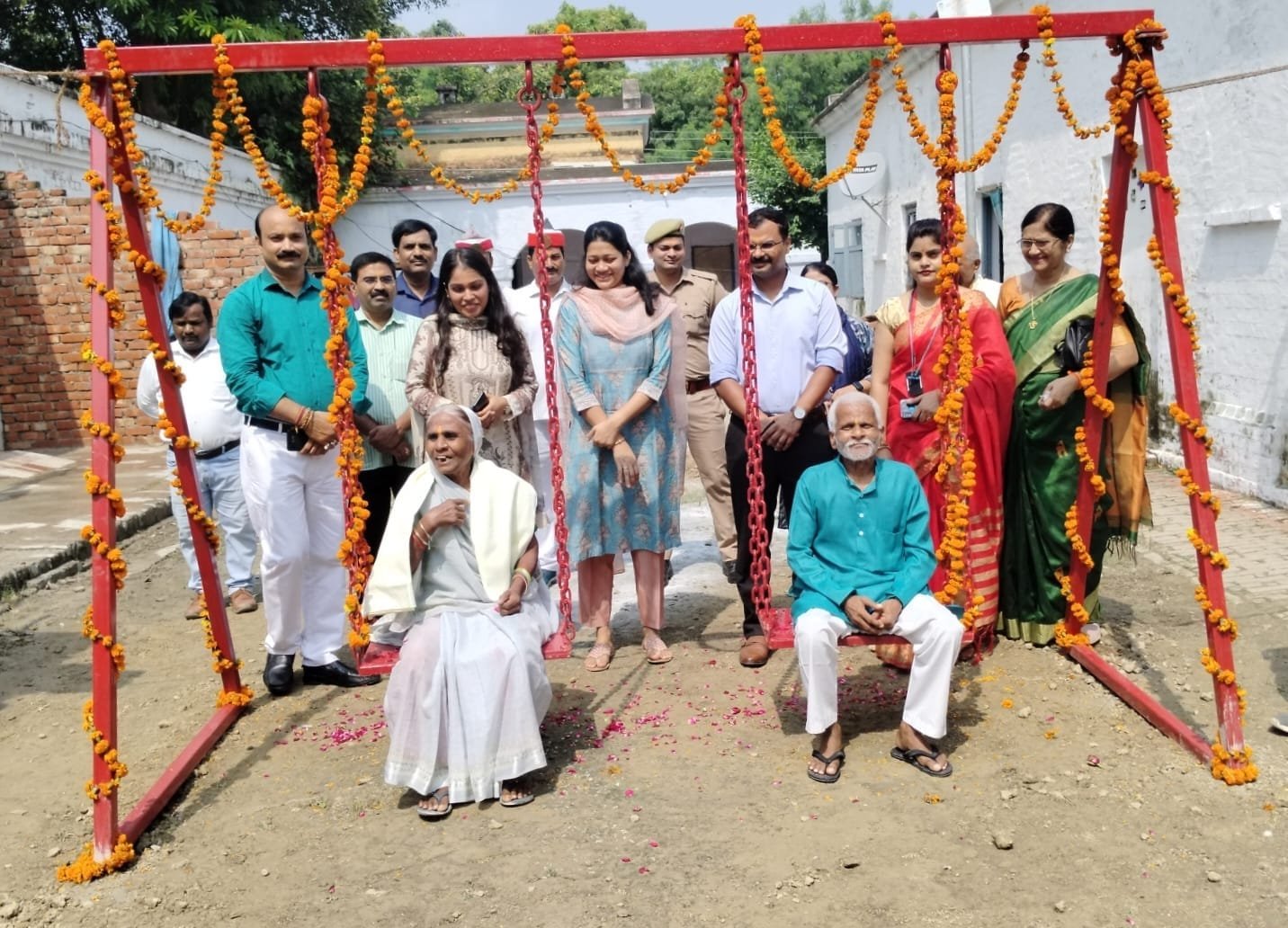 Raibareli-अंतर्राष्ट्रीय वृद्धजन दिवस के अवसर पर जिलाधिकारी ने वरिष्ठजनों को किया सम्मानित