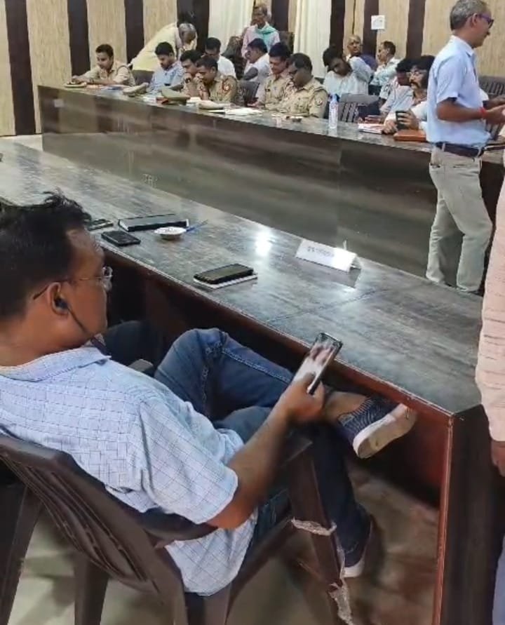 Raibareli-फरियादियों की फरियाद एक तरफ, साहब की रील्स एक तरफ, वीडियो हुआ वायरल