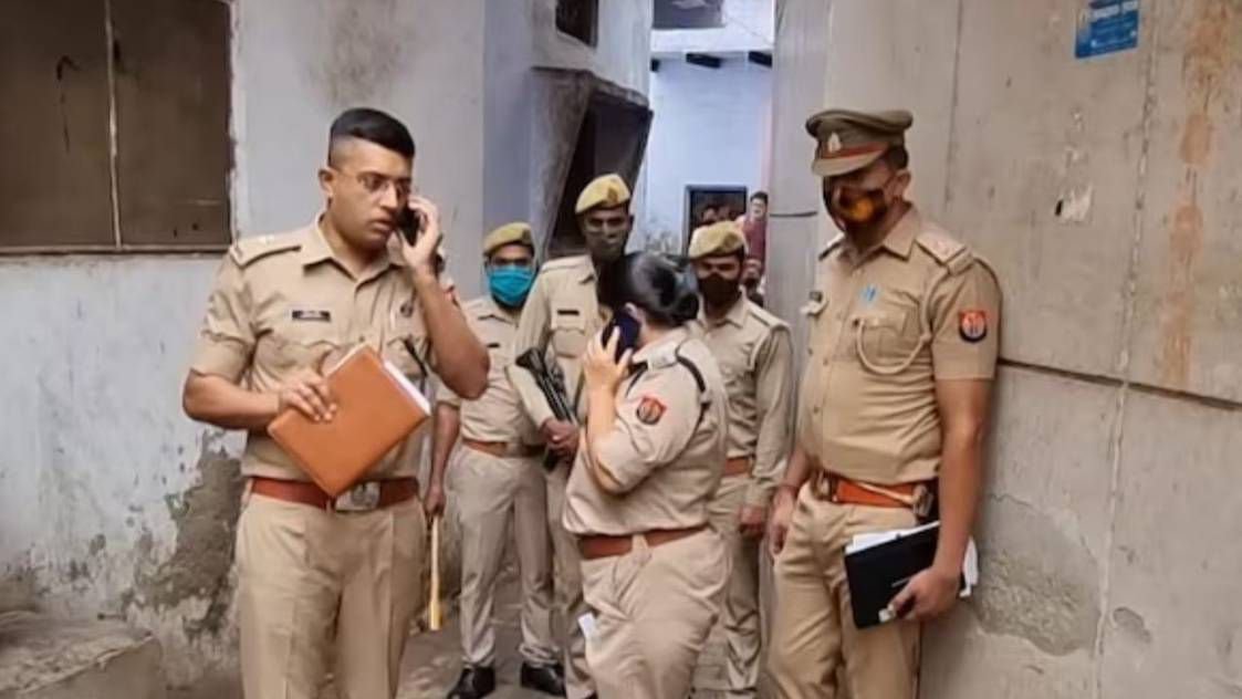 टीचर का MMS बनाया, फिर बोले संबंध बनाओ. सामने आई 4 छात्रों की करतूत