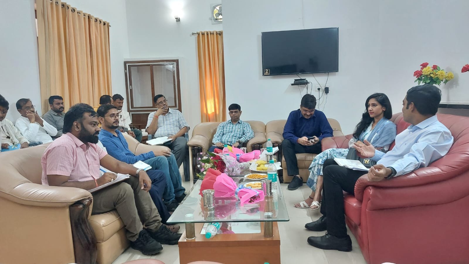 Raibareli-सदर विधायक ने सिंचाई, जल निगम और विद्युत विभाग के अधिकारियों के साथ की बैठक