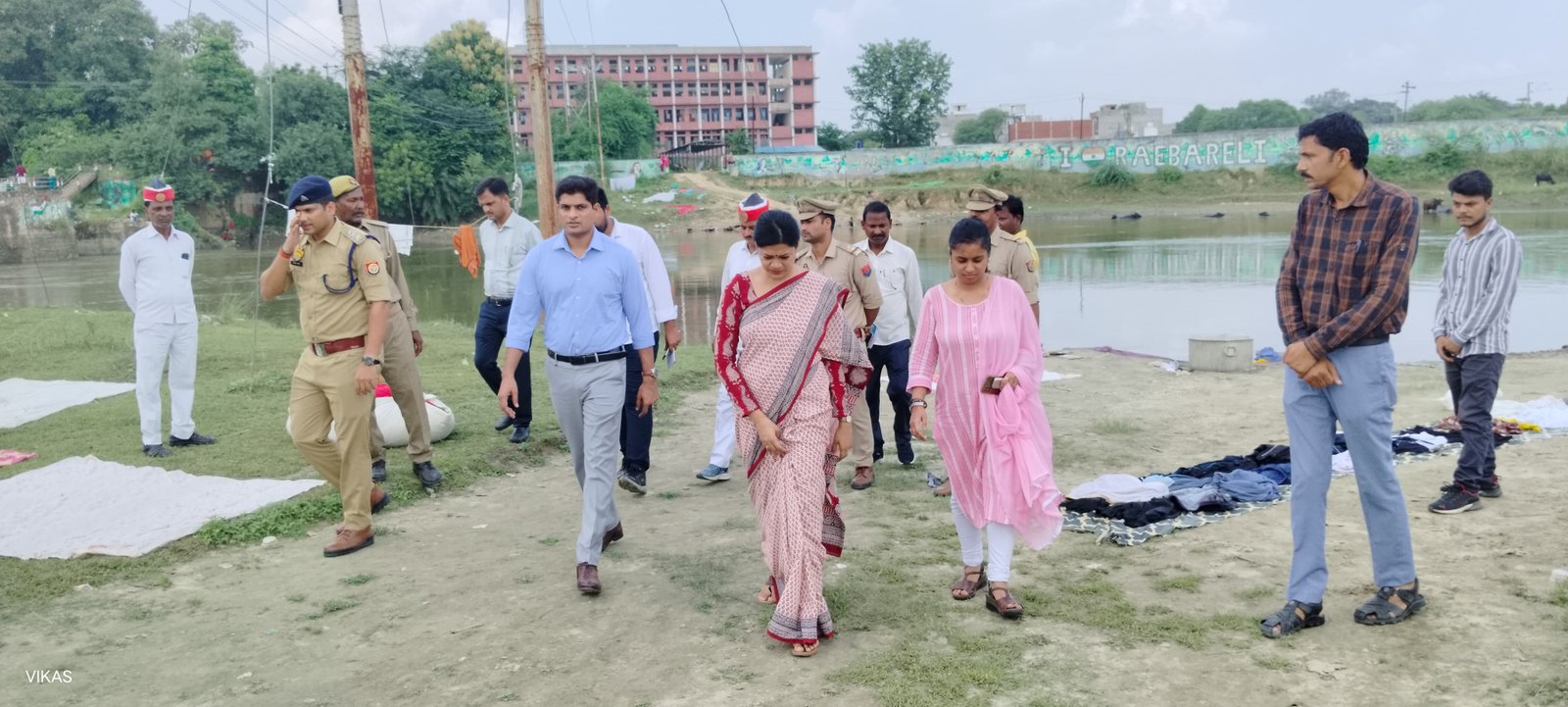 Raibareli-मूर्ति विसर्जन की तैयारियों को लेकर डीएम- एसपी ने घाटों का किया निरीक्षण