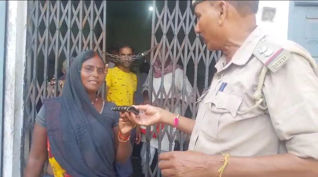 रायबरेली-होमगार्ड कमांडर को बैंक में मिला महिला का रुपयों से भरा बैग,सुरक्षित वापस किया 