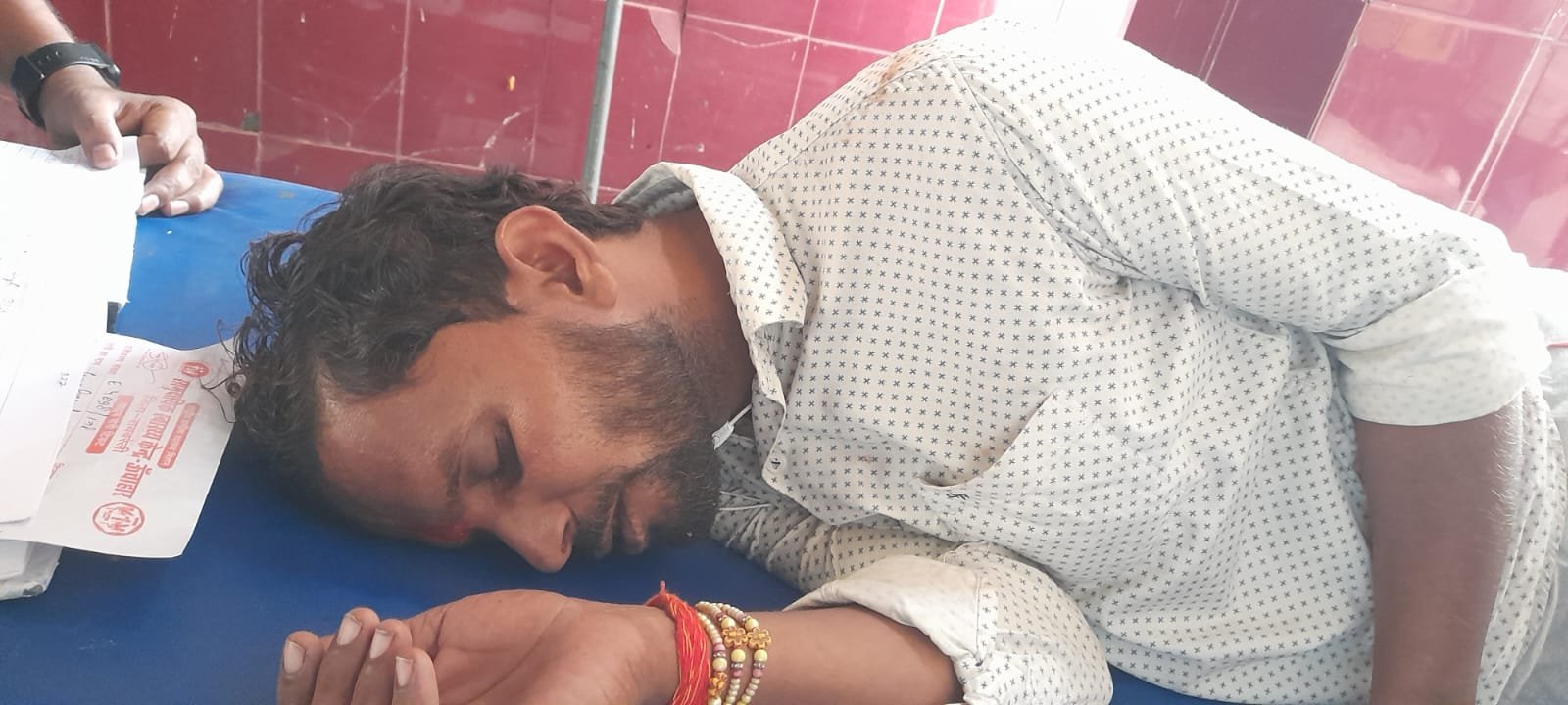 रायबरेली-ग्रेटर मसीन टकराकर पलटा ई रिक्शा , महिला समेत दो घायल 