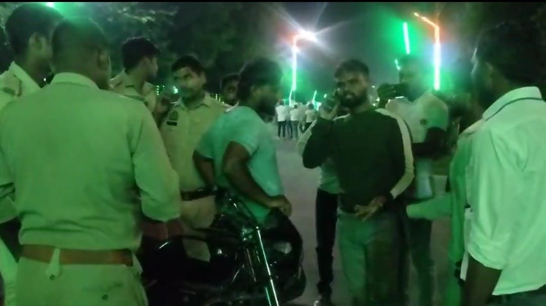 Raibareli- पुलिस की कड़ी सुरक्षा के बाद भी दबंग कार सवार हुए फरार 