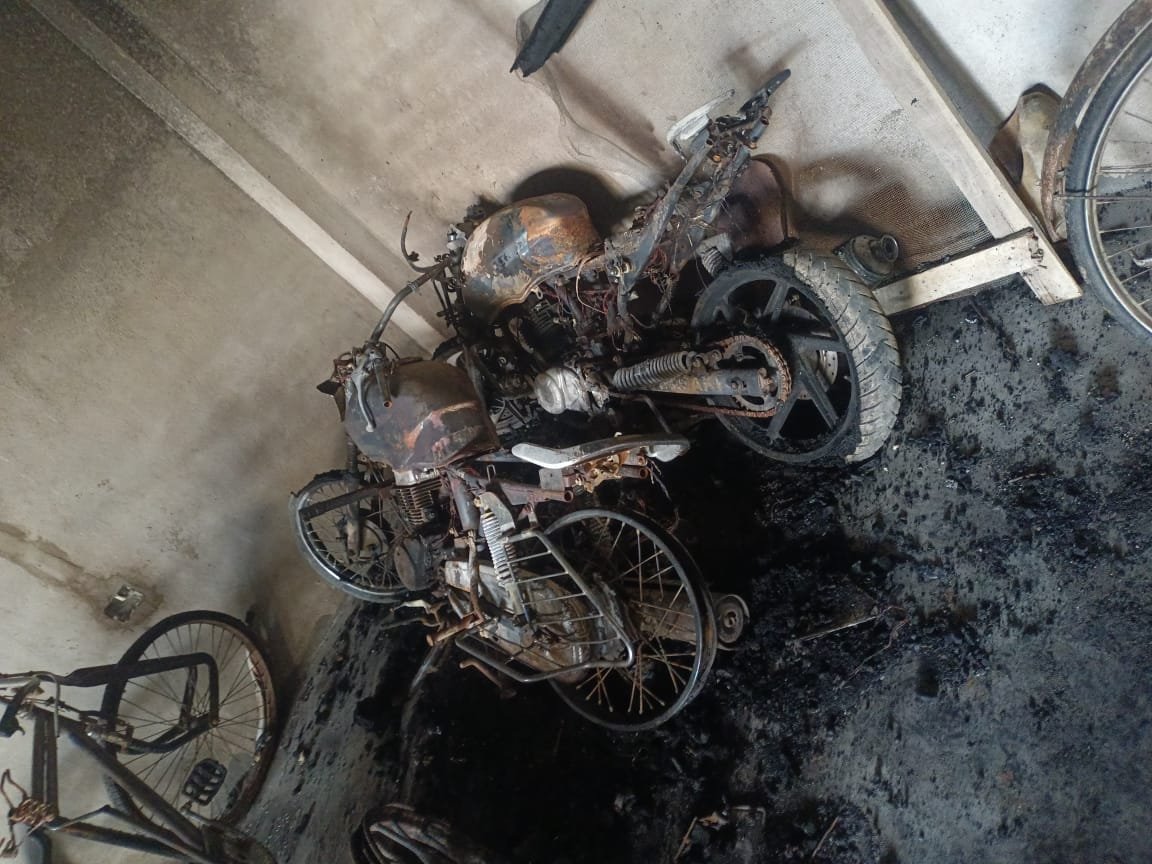 Raibareli-थुलवांसा गांव में संदिग्ध परिस्थितियों में लगी आग लाखों का सामान जलकर खाक