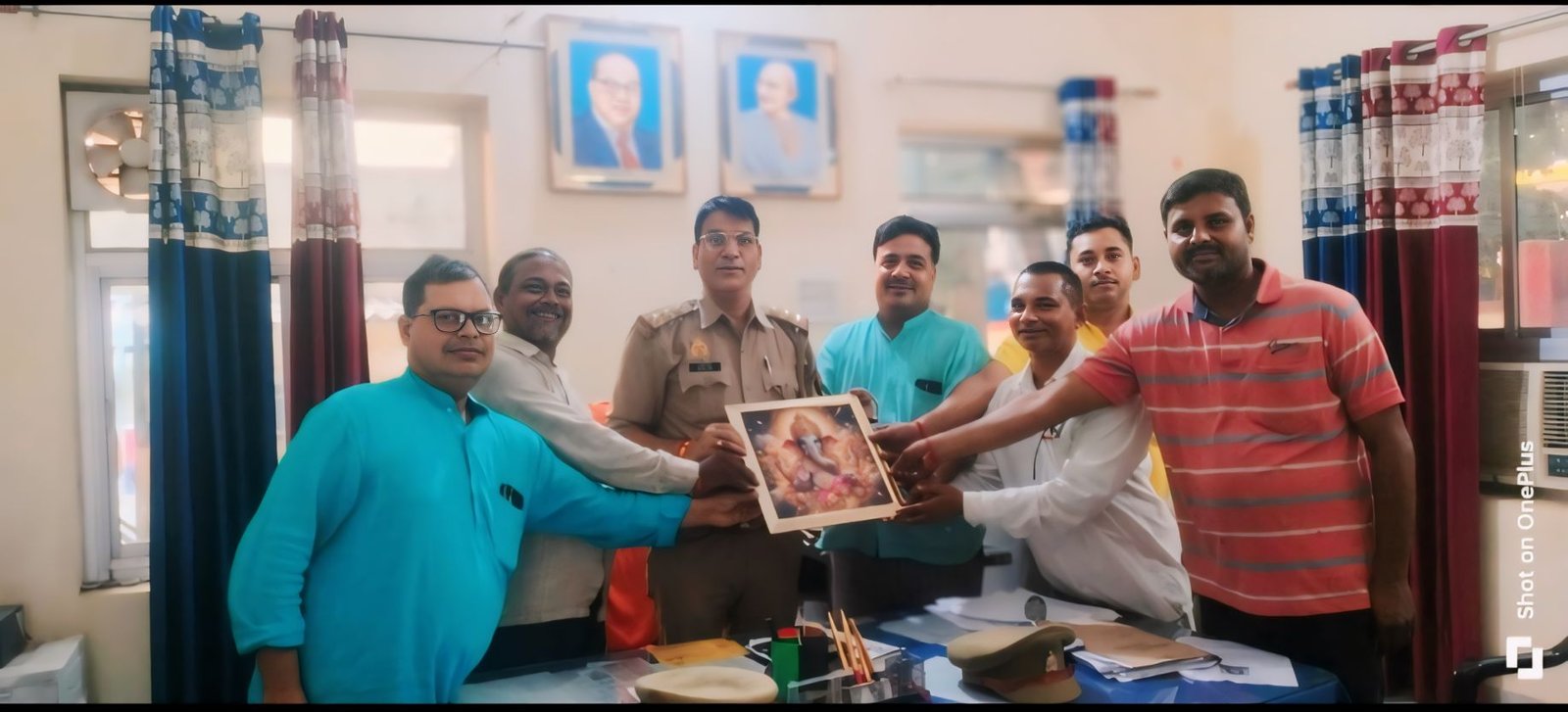 Raibareli-उत्कृष्ट कार्य के चलते व्यापारियों ने कोतवाली प्रभारी को किया सम्मानित।         