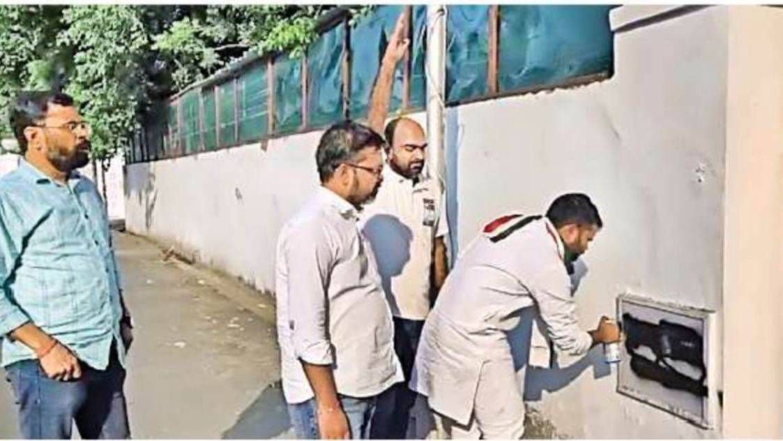 प्रियंका गांधी पर मंत्री द‍िनेश प्रताप स‍िंह की टिप्पणी से भड़के कांग्रेसी, आवास के बाहर लिखा 'बेईमान'