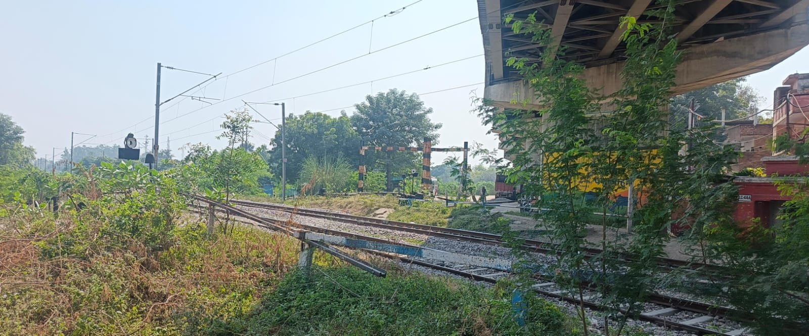 रायबरेली- राह सुगम बनाने में बढ़ गई दुश्वारियां , जान जोखिम में डालकर होता है आवागमन