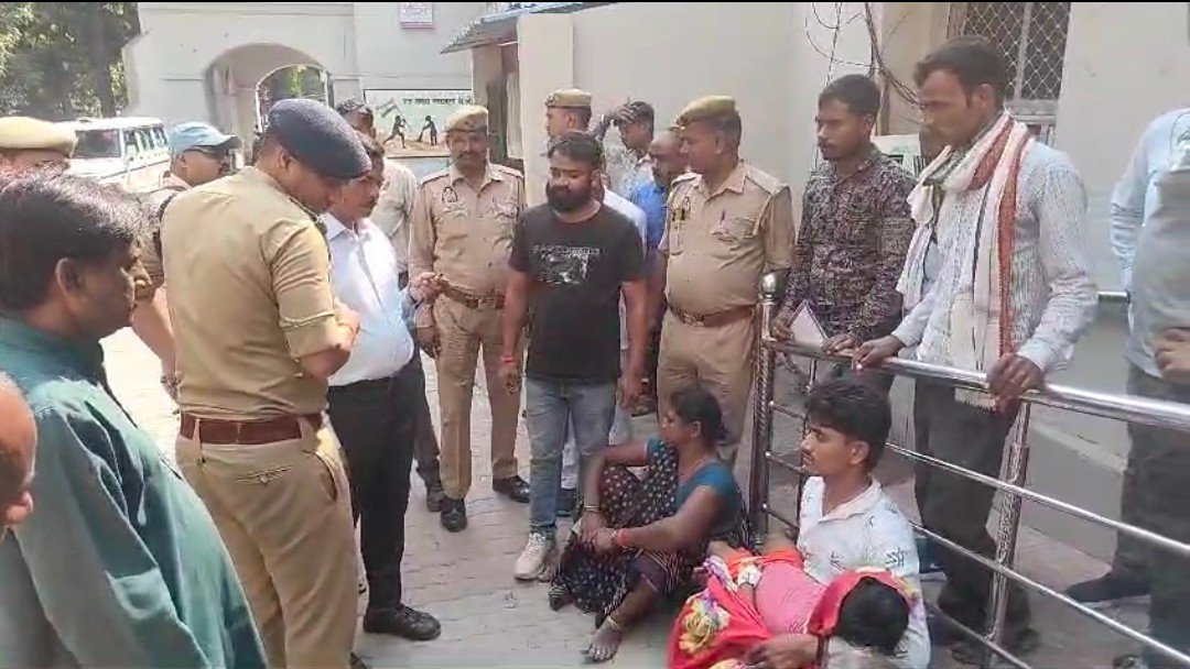 Raibareli-घण्टो एम्स के गेट पर मासूम के इलाज के लिए भटकते रहे परिजन,साहब हमको न्याय चाहिए!