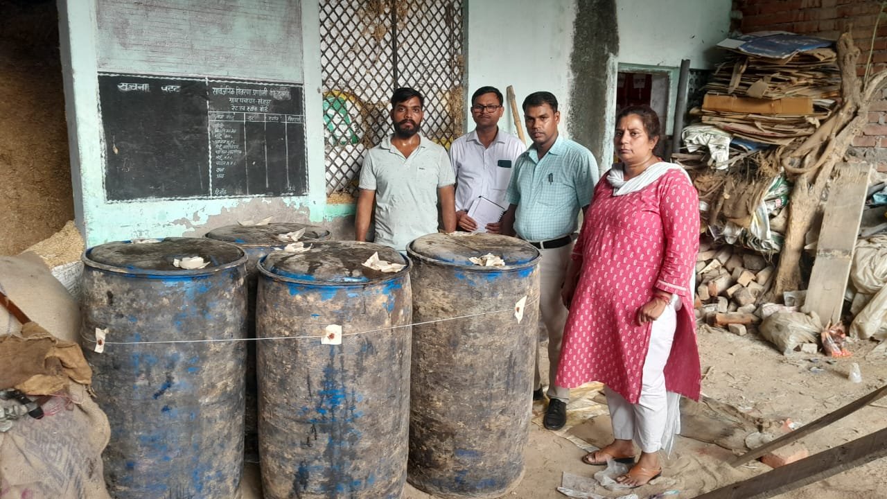 Raibareli-खाद्य सुरक्षा विभाग ने 50 किलो चीनी बूरा 50 किलो खोया व 810 लीटर सरसों का तेल किया गया नष्ट