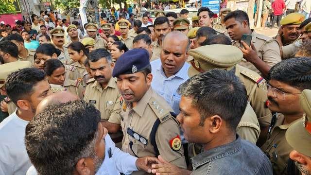 हिरासत में युवक की मौत पर बवाल: भीड़ ने पुलिस से धक्कामुक्की की, ACP के बिल्ले, नेम प्लेट नोचकर फेंकी