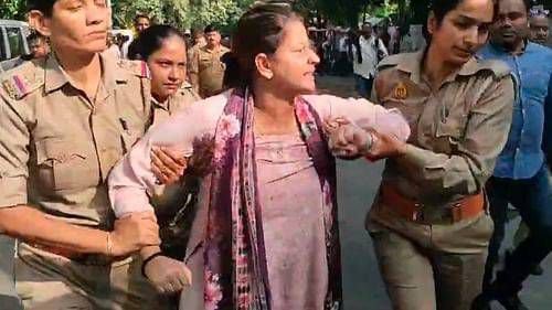 परिजन से मिलने जा रहीं सपा नेत्री को पुलिस ने हिरासत में लिया, बोलीं- हत्या की गई
