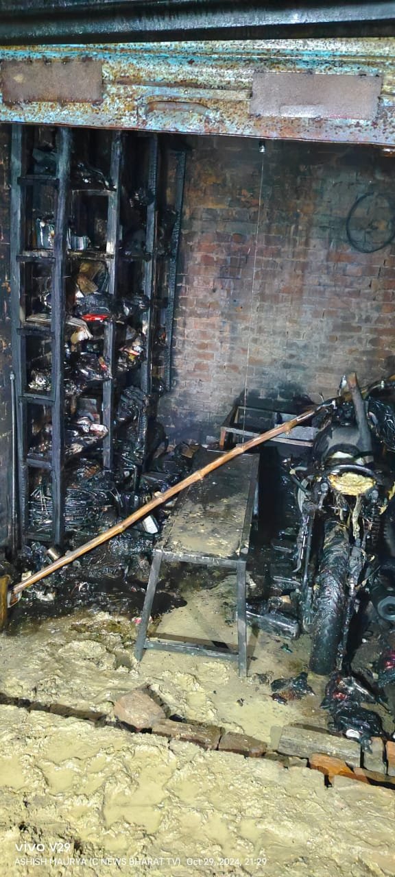 रायबरेली-ऑटो पार्ट्स की दुकान में लगी आग , तीन बाईकों जली,पांच लाख की क्षति