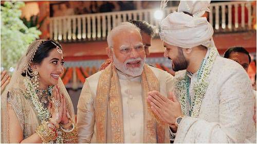 हीरा व्यापारी सावजी ढोलकिया के बेटे की शादी में हुए शामिल पीएम मोदी, देखें शानदार तस्वीरें