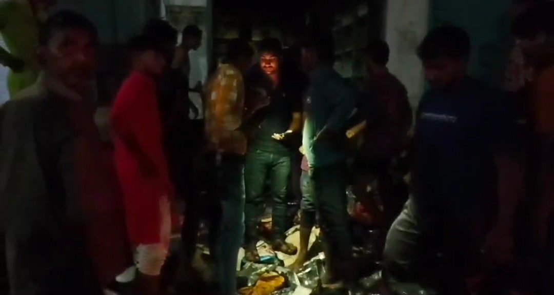 रायबरेली में कपडे की दुकान में लगी भीषण आग