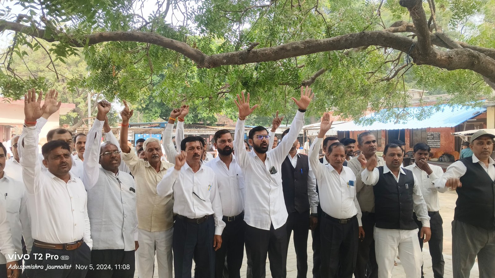 Raibareli-गाजियाबाद प्रशासन के खिलाफ अधिवक्ता हुए लामबंद