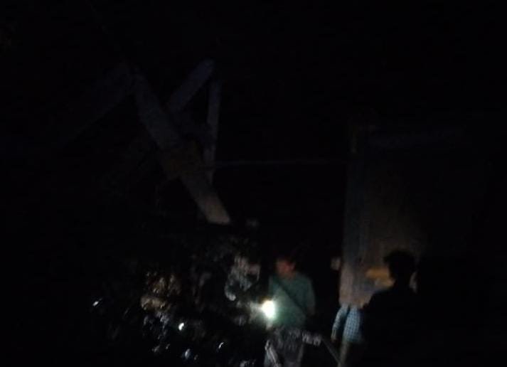 रायबरेली-मिट्टी खनन के डम्फर ने विद्युत पोल में मारी टक्कर , टला बड़ा हादसा 