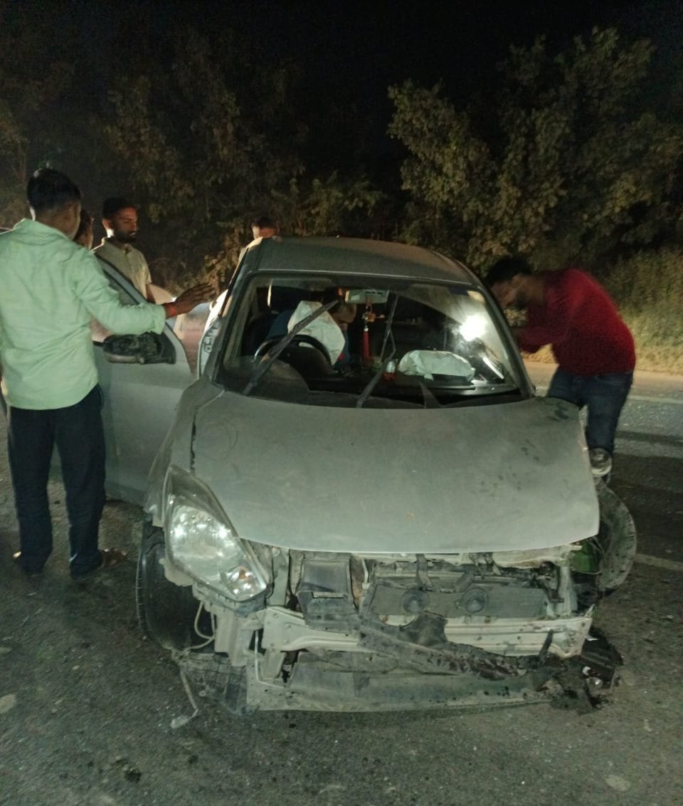 Raibareli-उलटी दिशा से आ रहे ट्रैक्टर से टकराई कार, चालक घायल