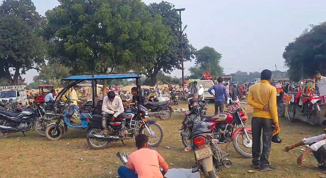 रायबरेली में सड़को पर खुलेआम बेची जा रही है अवैध कच्ची शराब