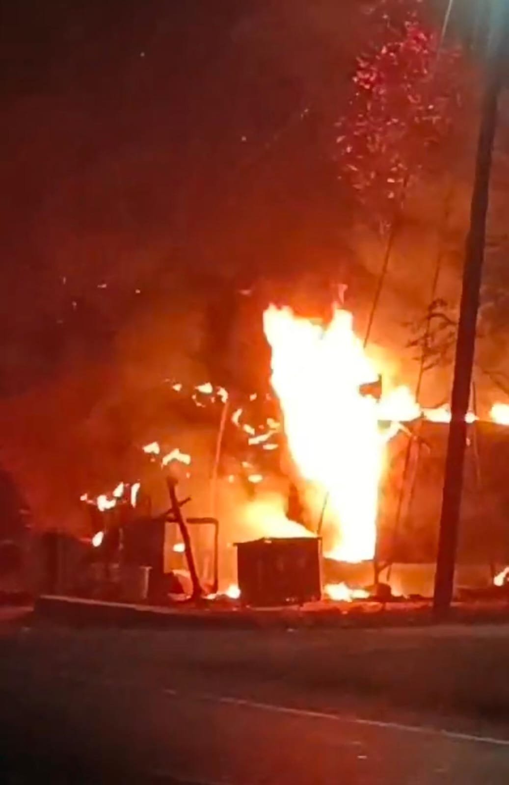 रायबरेली में चाय की स्टाल पर लगी भीषण आग लाखो का सामान जलकर हुआ खाक