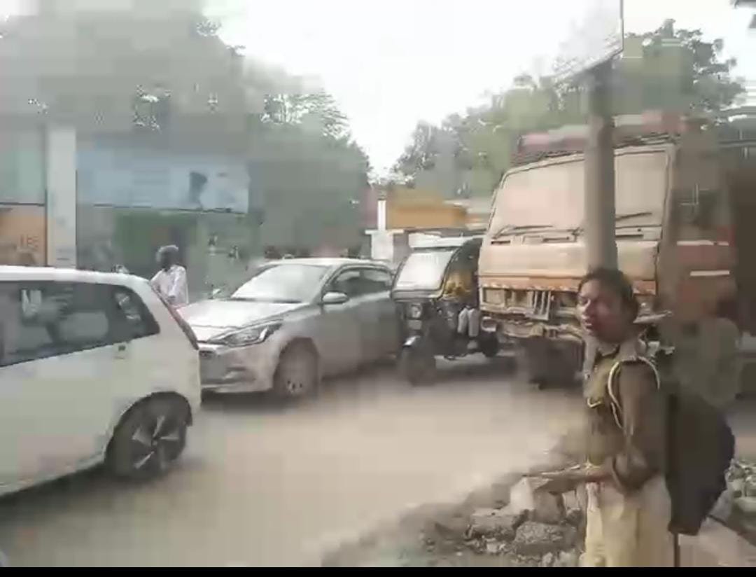 रायबरेली-मिट्टी खनन के डंफ़र और बड़े वाहन कोतवाली रोड में बढ़ा रहे जाम का दर्द 