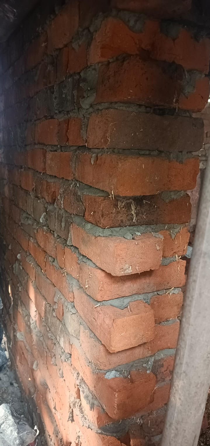 रायबरेली- सीएचसी गेट पर पॉलीथिन के नीचे हो रहा अवैध निर्माण, जिम्मेदार मौन